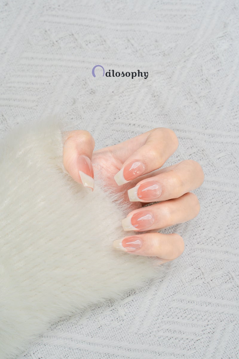 Nailosophy أظافر جل مصنوعة يدويًا قابلة للتثبيت كلاسيكية بلون نود وأبيض مع طرف فرنسي | شكل مربع - Image 3
